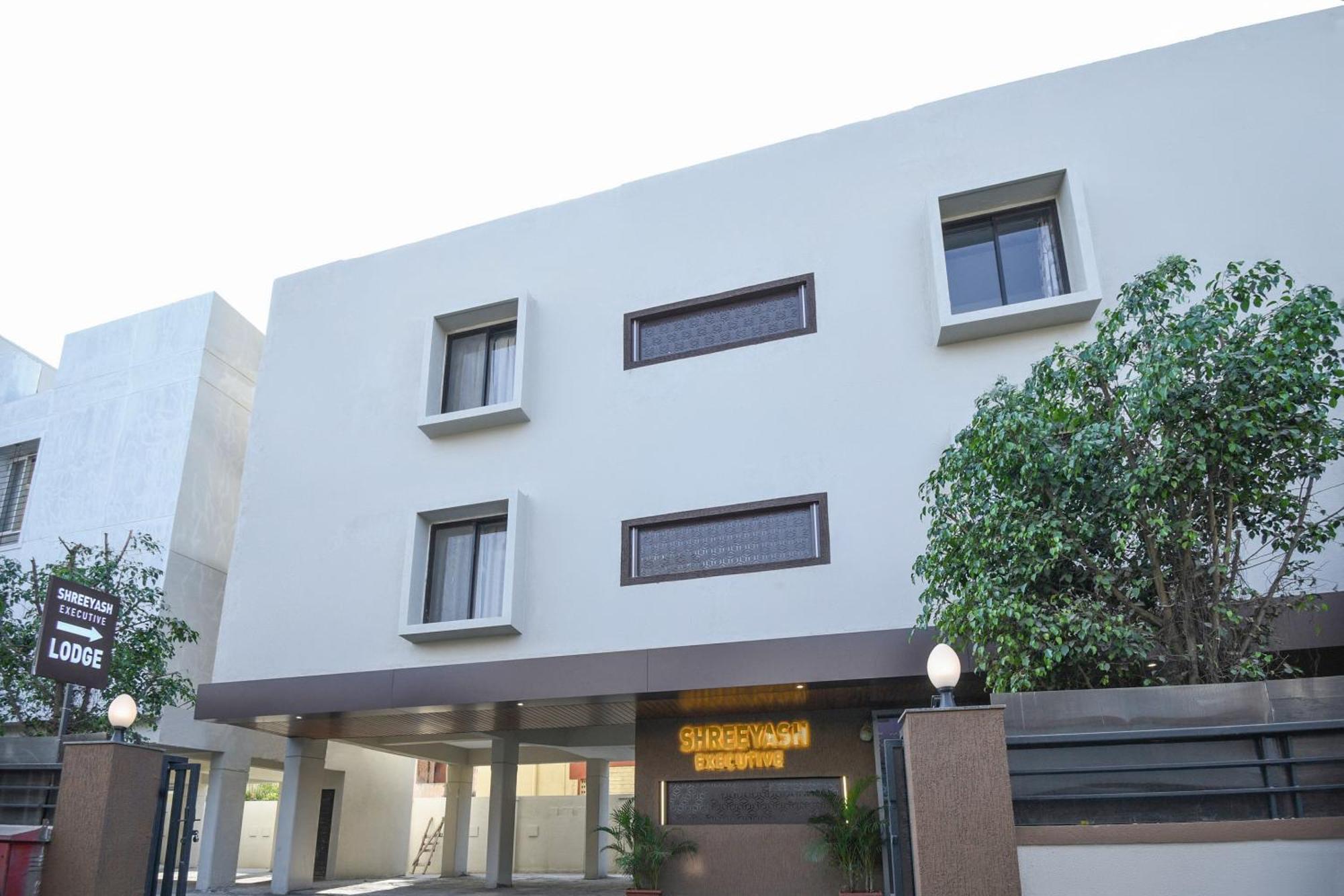 Oyo Flagship Hotel Shreeyash Executive Mangvadi Dış mekan fotoğraf