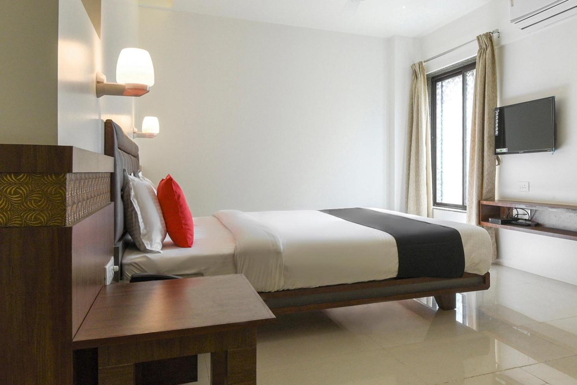 Oyo Flagship Hotel Shreeyash Executive Mangvadi Dış mekan fotoğraf