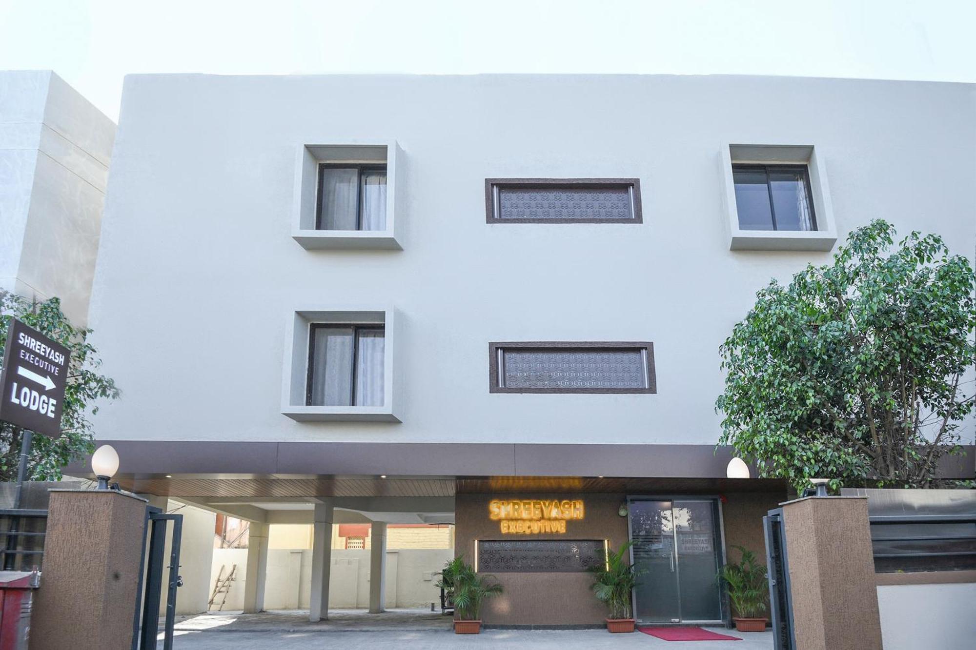 Oyo Flagship Hotel Shreeyash Executive Mangvadi Dış mekan fotoğraf